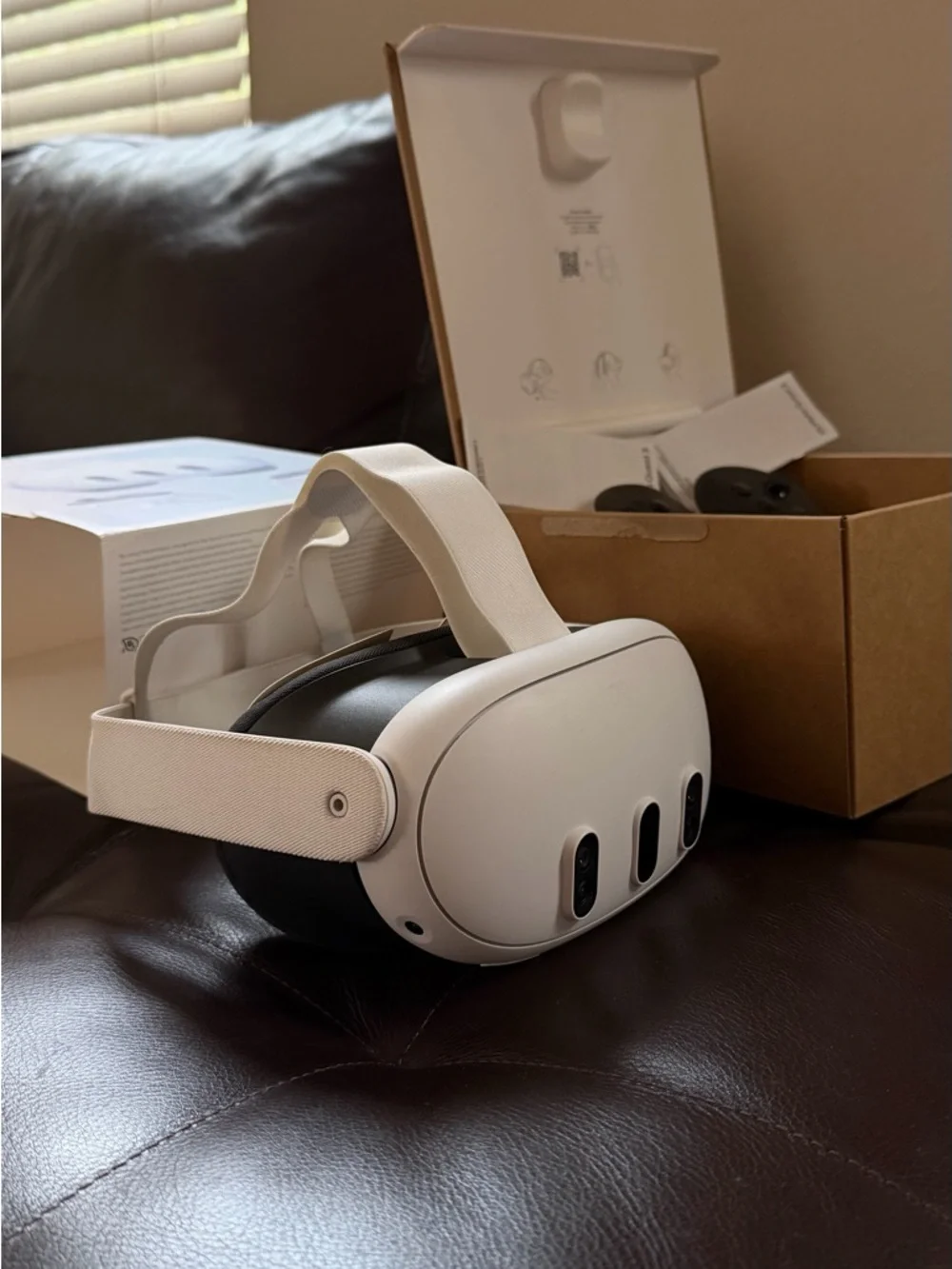 Meta Quest 3 White VR Headset with White Controllers and Accessories 512GB - Picture 3 of 9